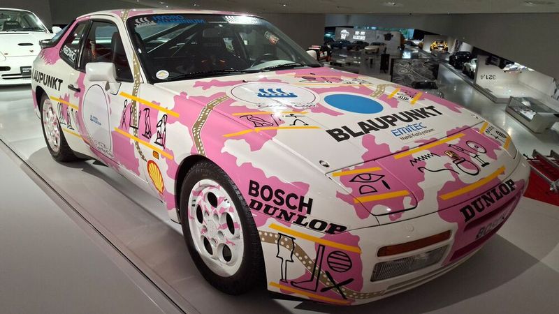 1986 gründete Porsche mit dem Porsche 944 Turbo Cup seine erste Markenmeisterschaft mit dem Ziel neben dem Profi-Motorsport eine kostengünstige Rennserie für den Breitensport anzubieten. Diese sollte es jungen Nachwuchsfahrern ermöglichen neben Profipiloten unter gleichen technischen Voraussetzungen Erfahrung zu sammeln. Als Cup-Manager hatte Porsche den Tourenwagen-Europameister und zweimaligen DRM-Meister Dieter Glemser beauftragt. (Bild: Dominsky – VCG)