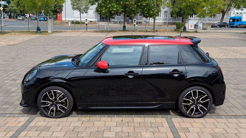 Die aktuelle Mini-Generation kam 2023 auf den Markt; die Verbrenner-Varianten folgten 2024. »kfz-betrieb« testete das Modell Cooper in der fünftürigen Variante.(Bild:  Rosenow – VCG)