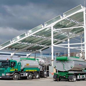 Vakuum-Flachkollektoren (im Bild: Strassenbau-Unternehmen Colas in Yverdon-les-Bains/VD) verwerten Direkt- und Diffusstrahlung. Sie unterscheiden sich von den Vakuumröhren-Kollektoren durch ihren hohen Wirkungsgrad auch bei über 100 bis 150 °C. (Bild:  Lesbat/HEIG-VD)