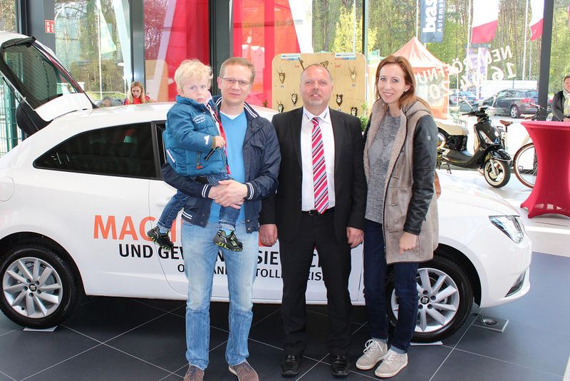 Den Hauptgewinn übergab Holger Reissmann, Teamleiter Kundendienst (Mitte), noch am Eröffnungstag an eine junge Familie. (Foto: Autohaus Brass)