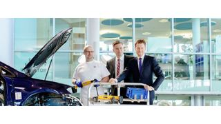 Sachsens Ministerpräsident Michael Kretschmer (rechts), Wirtschaftsminister Martin Dulig (Mitte) und Manufaktur-Mitarbeiter Detlef Schwantke haben am 5. März den symbolischen Startschuss zur Verdoppelung der E-Golf-Produktion von 36 auf 72 Fahrzeuge gegeben. (Volkswagen)