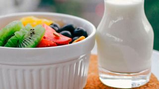 Was passiert, wenn Licht in ein Glas Milch fällt?  (gemeinfrei)