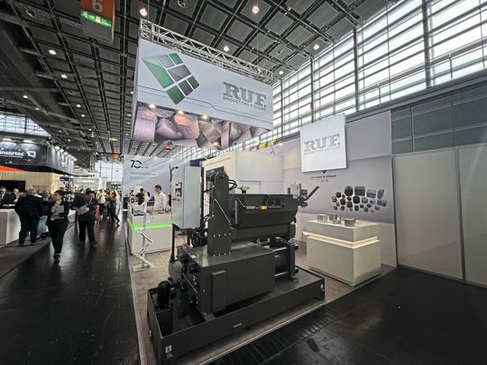 Ruf Maschinenbau stellt auf der Aluminium 2026 zwei seiner Brikettieranlagen am Messestand aus. (Bild:  Ruf Maschinenbau)