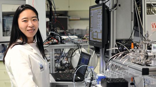 Am Institute for Advanced Membrane Technology forscht Dr. Siqi Liu an elektrochemischer Oxidation und Membrantrennung zur Wasseraufbereitung. (Bild:  IAMT, KIT)