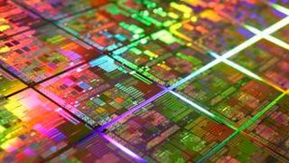 Mikro-Chips: Vereinzelte Verbesserungen der Transistoren, Datenspeicher oder integrierter Schaltungen werden alleine nicht ausreichen, um den steigenden Anforderungen im Bezug auf Miniaturisierung und Datenmengen gerecht zu werden. (Bild: 4ever.eu)