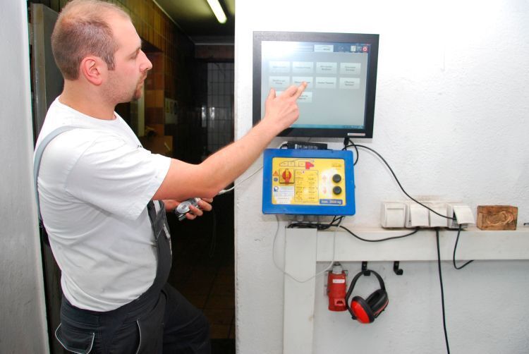 Mit Erfindergeist führen Herbert und Marion Manz ihr Autohaus in Schwarzenfeld. Der selbst entwickelte Bilderserver hilft bei der Dokumentation von Schäden und schafft mehr Transparenz für den Kunden. (Foto: Wenz)