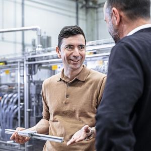 Franke-Ansprechpartner Ignacio Garcia weiß: die leichten Linearführungen ermöglichen eine hohe Bewegungsdynamik.(Bild:  Franke GmbH)