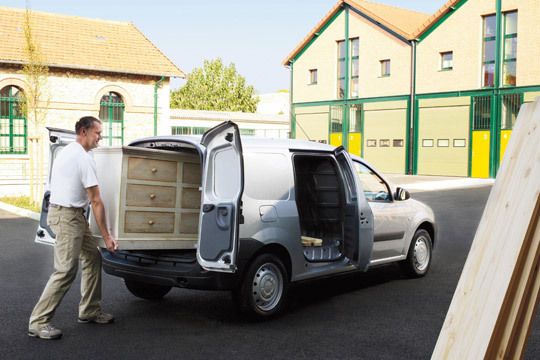 Beide Flügel lassen sich jeweils bei einem Winkel von 40, 90 und 180 Grad arretieren, so dass auch sperrige Güter problemlos verstaut werden können. (Archiv: Vogel Business Media)