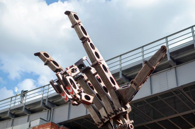 Der amerikanische Robotik-Künstler Christian Ristow präsentierte seine riesige, hydraulisch betriebene Roboterhand und lud Besucher ein, diese zu steuern. (Philip Stefan)