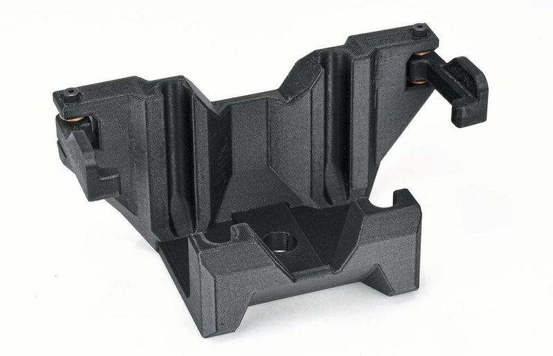 Durch die direkte Zuordnung von Attributen in den CAD-Modellen werden Zähigkeit- und Festigkeitsbereiche festgelegt, Kontrolle über Hohlräume gewährleistet, ausreichend Material um die Aussparungen herum sichergestellt und Nähte vermieden. (Stratasys)