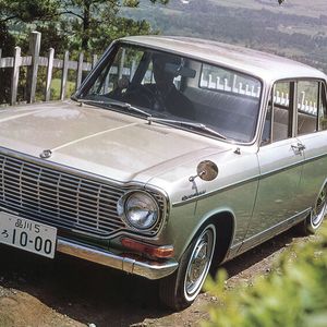 Die zweite Colt-Generation startete parallel zum Colt 600 in der kompakten Mittelklasse als „Colt 1000“ in Form einer viertürigen Stufenhecklimousine. Als erstes Modell der unteren Mittelklasse produzierte Mitsubishi ab Juni 1963 den Colt 1000 mit einem Einliter-Vierzylinder-Viertaktmotor. Zudem gab es das Modell auch als fünftürigen Kombi.(Bild:  Mitsubishi Motors)