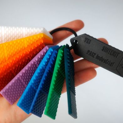 Weiße Sinterit-Teile, die mit dem neuen Bianco1-Drucker hergestellt wurden, kann die DM60 von Dyemansion, nachdem sie die VX1 veredelt hat, weit mehr Farben verleihen als sie hier zur Auswahl stehen. Sinterit-Kunden könnten so erstmals auch farbige Teile odern. (Bild: Dyemansion)