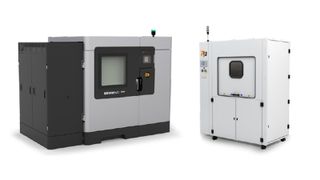 Von links: Industrieller 3D-Drucker Stratasys F900 und automatisiertes FDM-Stützentfernungssystem PostProcess BASE. (Bild: Stratasys)