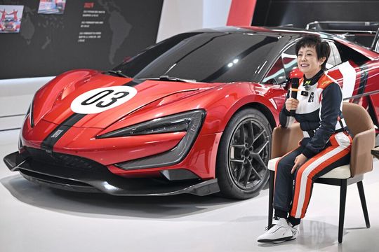 Stella Li, Executive Vice President, präsentiert einen Sportwagen der Marke Yangwang.(Bild:  BYD)