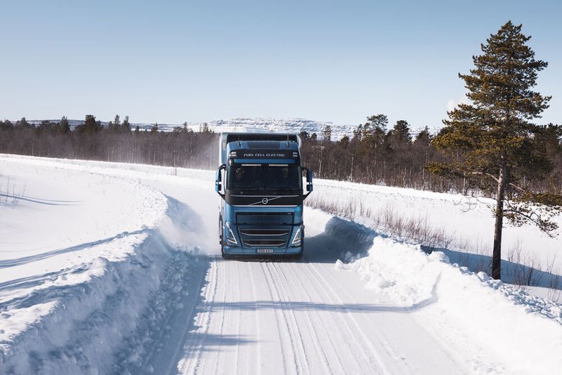Die Tests finden jetzt auch in Nordschweden auf öffentlichen Straßen statt. (Bild: Volvo Trucks)