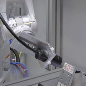 Bild 1: Das Löten mit dem Diodenlaser übernimmt der Roboter.