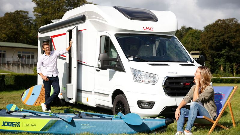 Die Zeiten, in denen die Preise für Reisemobile kontinuierlich angezogen haben, sind vorbei. Im Trend liegen preislich attraktive Sondermodelle und Ausstattungspakete.(Bild:  Messe Düsseldorf)