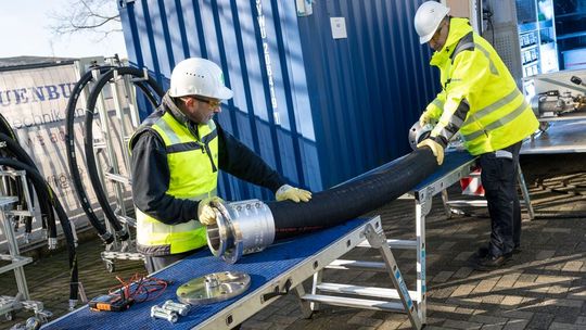 Spezialisierte technische Händler bieten mobile Schlauchprüfungen an. Das heißt, sie kommen zum Kunden, um die Prüfung an ausgebauten, gereinigten und gespülten Schlauchleitungen vorzunehmen.(Bild:  Schauenburg Industrietechnik)