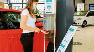 An vielen Stellen in den Skoda-Autohäusern stehen Spender mit Desinfektionsmittel bereit. (Bild: Skoda)