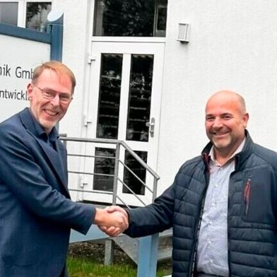 Fredrik Berghel, CEO von Inission AB, und Manuel Stelzer, Geschäftsführer von Bavaria Digital Technik in Pfronten. (Bild: BDT)