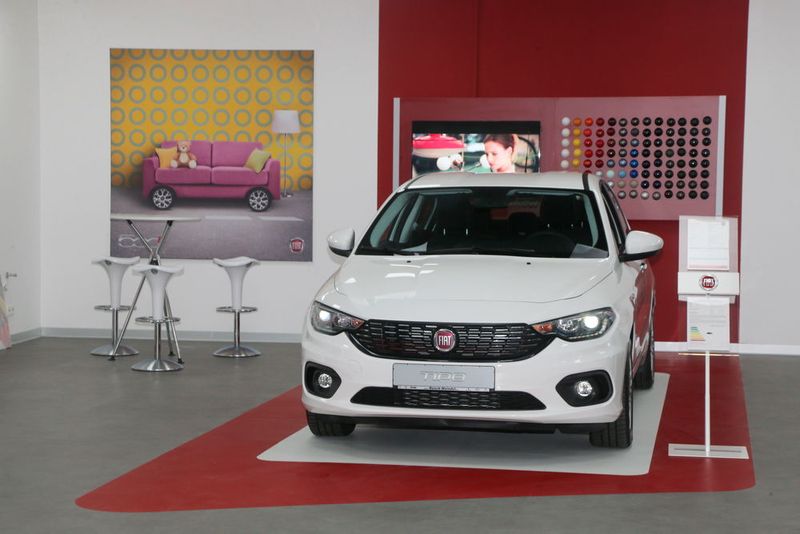 Hinten am Großbildschirm können Interessenten ihr Auto konfigurieren. (FCA)