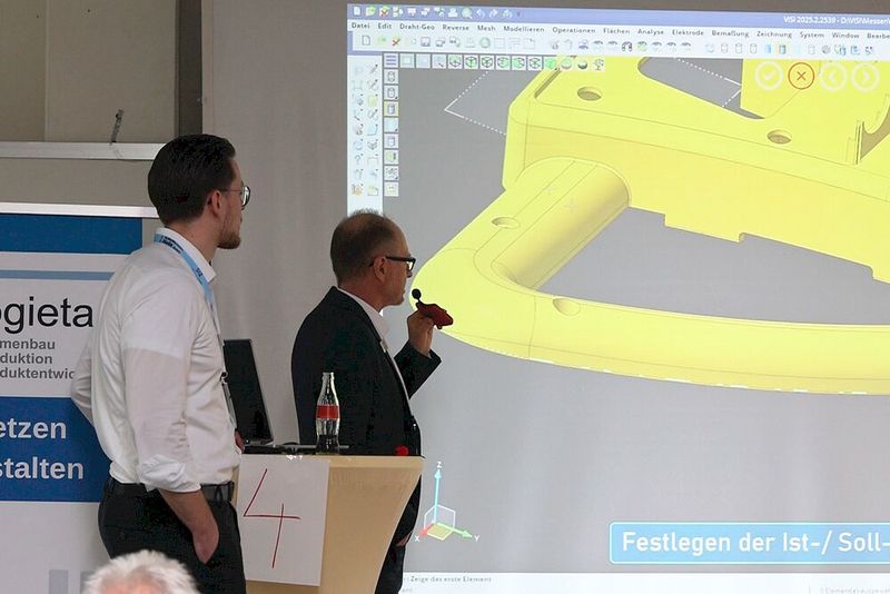 Johannes Bethmann und Holger Wüst von der Hexagon Manufacturing Intelligence Germany GmbH zeigten, wie schnelles konstruktives Einbringen von Bombierungen und Vorhaltungen Rüst- und Durchlaufzeiten reduzieren und die Qualität absichern kann.  (Bild: Maschinenmarkt/rw)