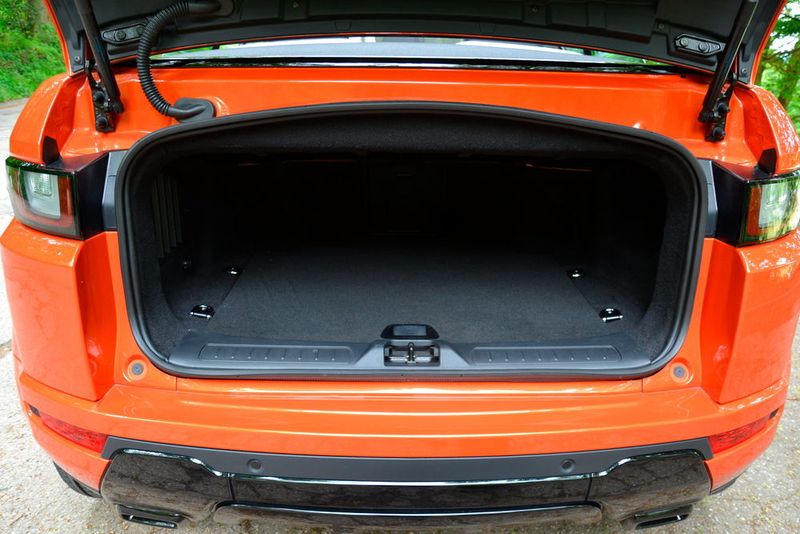Auch wenn offenes Fahren angesagt ist, bleibt das Kofferraumvolumen des Evoque Cabriolet mit 251 Litern unverändert. (Michel / »kfz-betrieb«)