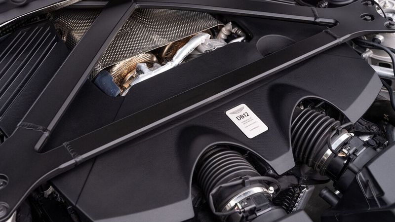 Im Motorraum sorgt eine Domstrebe für zusätzliche Steifigkeit. (Bild: Marcus Werner)