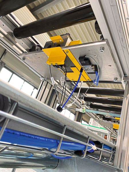 Die Verbraucher werden mit kürzeren Leitungen doppelt von den Ventilen mit Druckluft versorgt. (Bild: Krups Automation)