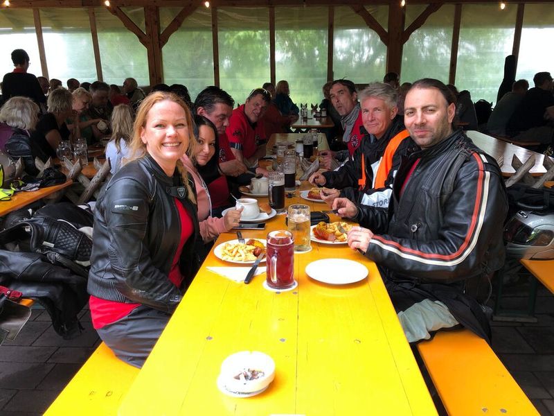 Die Gruppe Eddie im berühmten Bikertreff Kathi-Bräu... (Vogel IT-Medien GmbH)