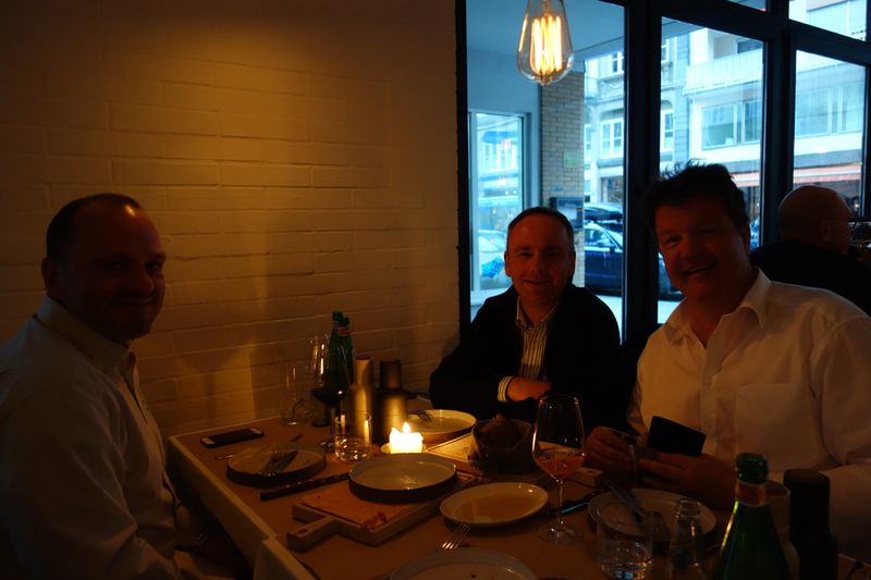 Im Dunkeln ist gut Munkeln mit (v. l.) Sven Buchheim, bluechip, und Heiko Vollmer, Reichelt Elektronik, und Tilmann Teut, MCS. (Bild: IT-BUSINESS)