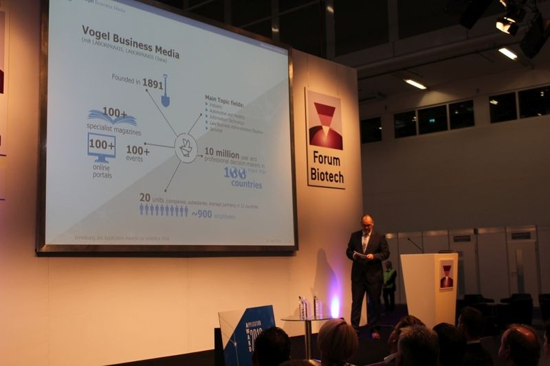 LP-Chefredakteur Marc Platthaus moderierte die Veranstaltung und vergab zudem die begehrten Awards.Impressionen vom Application Award der LABORPRAXIS zur Analytica 2016 in den Kategorien Lebensmittelanalytik, Labortechnik sowie Bio- und Pharmaanalytik. (Bild: LABORPRAXIS)