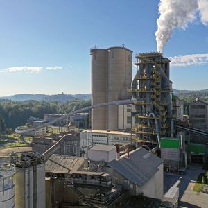 Im U-Förderer, der sich um die Anlage schwingt, ist das Material gegen äußere Einflüsse wie Wind, Regen oder Schnee geschützt – und die Umwelt vor potenziellem Materialverlust.(Bild:  Beumer)