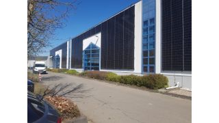 Photovoltaik-Fassadeninstallation (Bild: SCHOENERGIE GmbH)