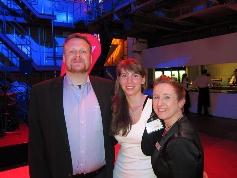 Der Moderator des Abends, Frank Castrop, mit seinen lieben Kolleginnen Vanessa Christen und Alexandra Zymla (r.), OKI    (Bild: IT-BUSINESS)