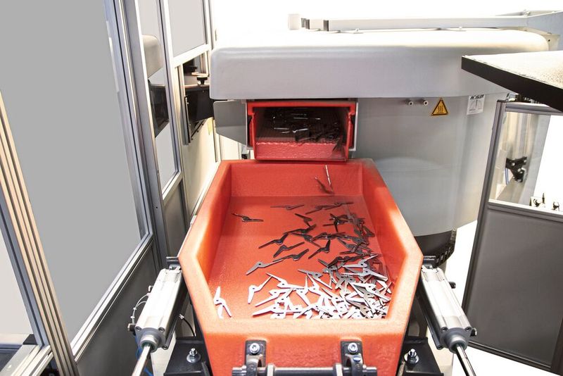 Im Anschluss geht es für die Messer zur Trocknung mit einem auf Maisschrot basierenden Trockenmedium. Der dafür eingesetzte Rundtrockner verfügt über ein innovatives Wärmeblock-Heizsystem, das nicht nur für eine schnelle, zuverlässige und fleckenfreie Trocknung sorgt, sondern auch für Energieeinsparungen bis 40 Prozent. (Bild: Rösler)