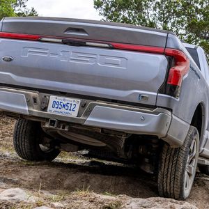 Der elektrische Pick-up ist geländegängig.(Bild:  Ford)