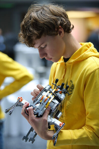 Schüler mit ihren selbst programmierten Robotern bei der Open Roberta Auftaktveranstaltung in Berlin (Google)