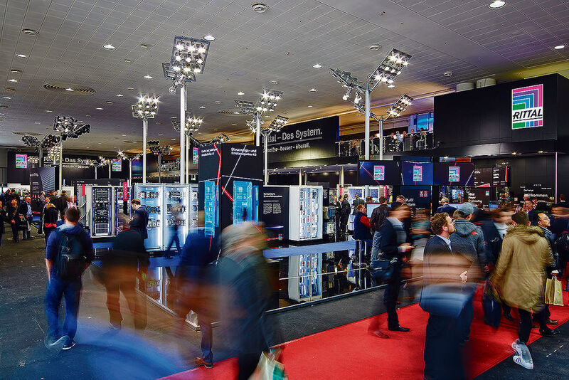 Unter dem Motto „Unsere Kompetenz. Ihr Nutzen.“ stellt sich Rittal auf zahlreichen Themenfeldern den aktuellen Herausforderungen von Steuerungs- und Schaltanlagenbauern, Anlagenbetreibern und IT-Entscheidern. (Rittal GmbH & Co. KG)