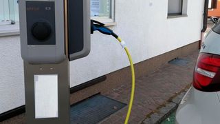 Viele befürchten, dass große Firmen in einigen Jahren nur noch Elektroautos in der Flotte haben dürfen. Bei den CO2-Regeln kommt man in der EU-Kommission aber nicht so recht weiter und es gibt auch scharfe Kritik für diese Art von Ideen ... (Bild: Grünpow)