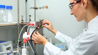 Wissenschaftlerin bei der Arbeit an einer elektrochemischen Durchflussapparatur (Alexander Sell )