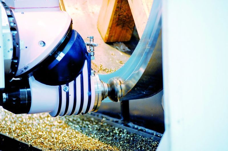 Ausgerüstet ist die Maschine mit einem stufenlos verstellbaren Universal-Fräskopf mit Drehzahlen bis 4000 min—1 und einem maximalen Drehmoment von 1140 Nm. Bilder: Kuttkat (Archiv: Vogel Business Media)