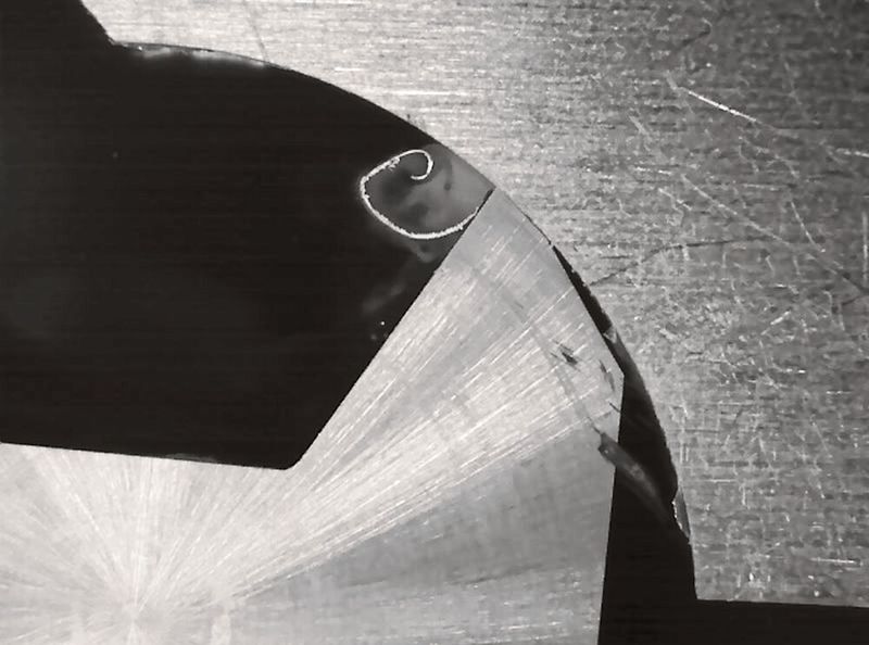 Bei der Titanzerspanung werden die höchsten Temperaturen nahe der Schnittkante und im Span erreicht. Dies zeigt sich durch eine helle Wolke, die sich um den Span bildet.(Bild:  Blaser Swisslube)