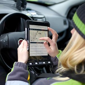 Mit einer für die gesamte Automobilbranche innovativen Technik präsentiert Volvo einen Zustellservice, bei dem im Internet bestellte Waren direkt in das eigene Auto geliefert werden – ganz gleich wo der Besteller sich gerade befindet. 