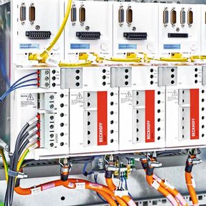 Die Servoverstärker AX5000 sorgen in Verbindung mit Servomotoren der Baureihe AM8000 für dynamische und präzise Bewegungen.(Bild:  Beckhoff)