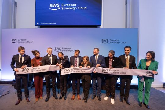 Die Teilnehmer der Konferenz in Potsdam durchschneiden symbolisch das Band zum Start der neuen Cloud-Infrastruktur.(Bild:  Amazon Web Services)