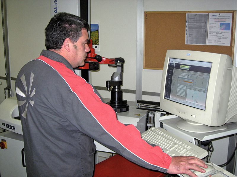 Dank der Integration von TDM in das Voreinstellgerät wird mit den richtigen Solldaten vermessen. Die gemessenen Istdaten werden dann direkt auf den Werkzeugchip und in die Werkzeugverwaltungssoftware zurückgeschrieben. (Bild: Alenia)
