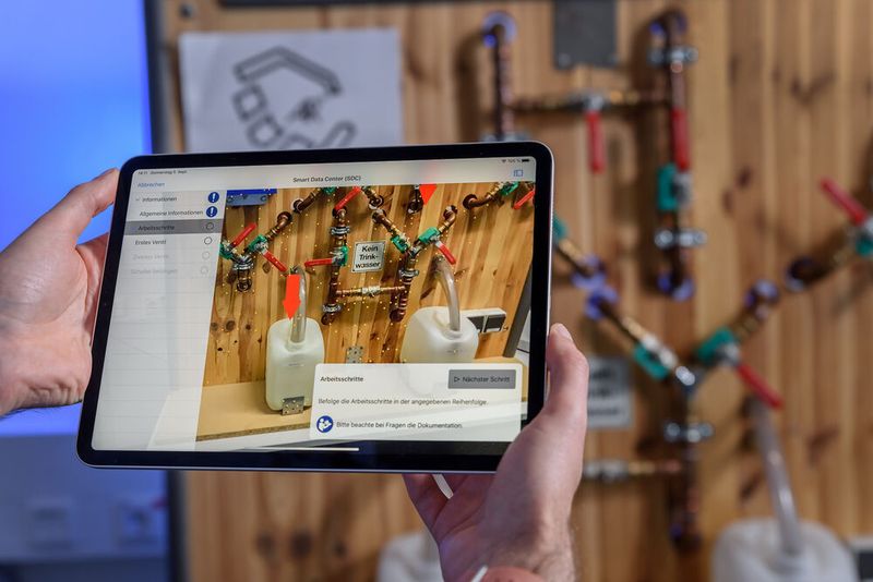 Die Anleitung kann per Tablet oder PC erstellt und später am Tablet genutzt werden. Oben links ist im Hintergrund der Marker zu sehen, der dem Tablet die Orientierung ermöglicht.