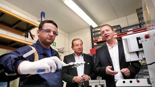 Innovation ist für Arnulf (Mitte) und Andreas Oberascher Trumpf. Metallux hält zahlreiche Patente.  (Bild: Metallux)