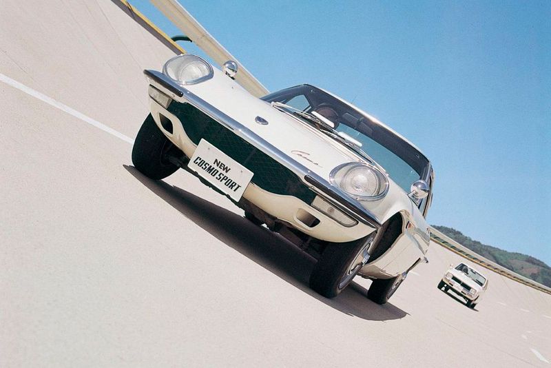 Spektakuläres Design: Mazda Cosmo Sport 110 S und Mazda R100. (Bild: Mazda)